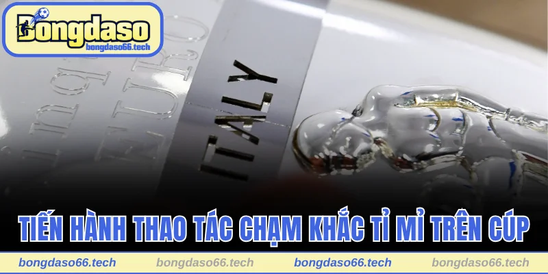 Tiến hành thao tác chạm khắc tỉ mỉ trên cúp